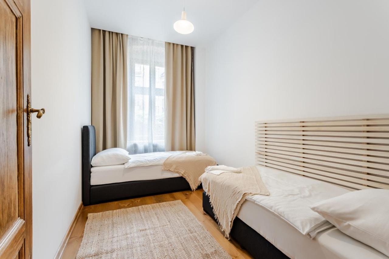 Two Bedroom Very Berry Apartment In Poznan With Desk By Noclegi Renters Bagian luar foto