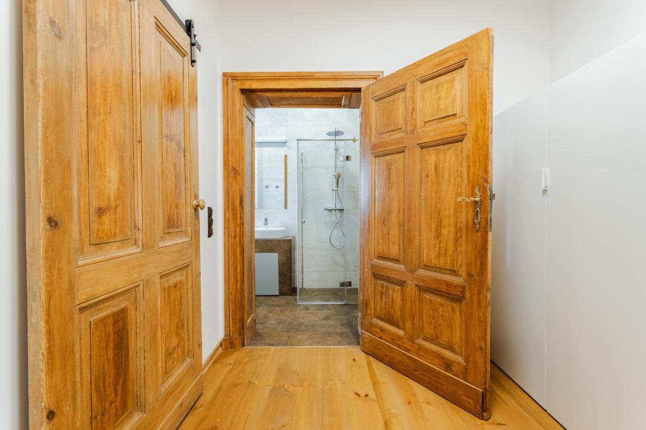 Two Bedroom Very Berry Apartment In Poznan With Desk By Noclegi Renters Bagian luar foto