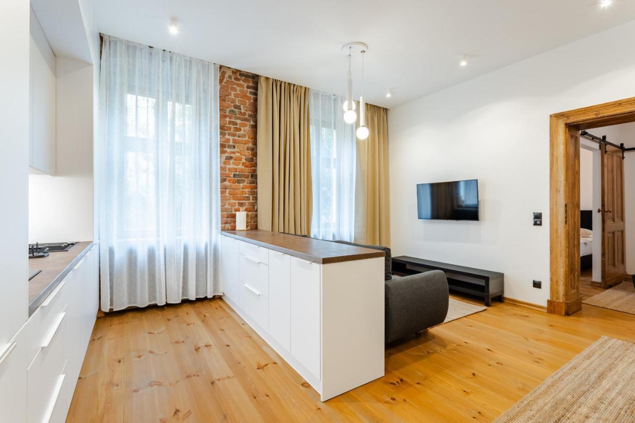 Two Bedroom Very Berry Apartment In Poznan With Desk By Noclegi Renters Bagian luar foto