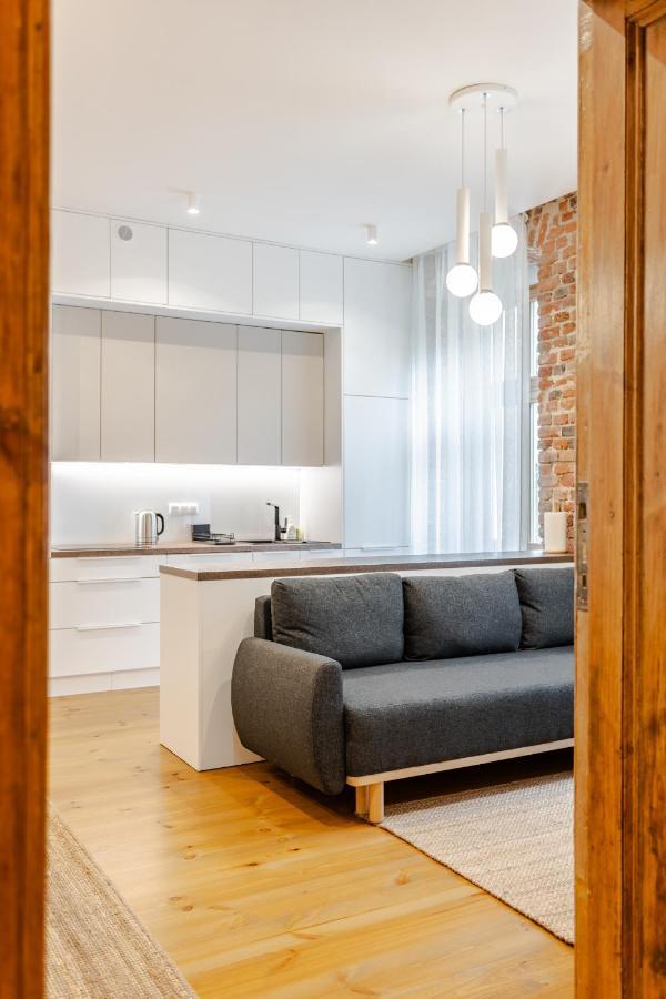 Two Bedroom Very Berry Apartment In Poznan With Desk By Noclegi Renters Bagian luar foto