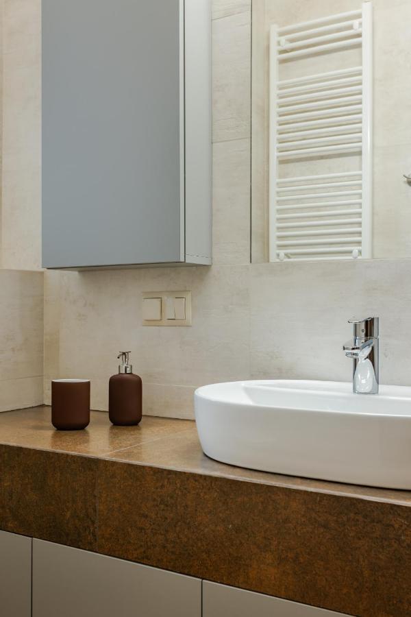 Two Bedroom Very Berry Apartment In Poznan With Desk By Noclegi Renters Bagian luar foto