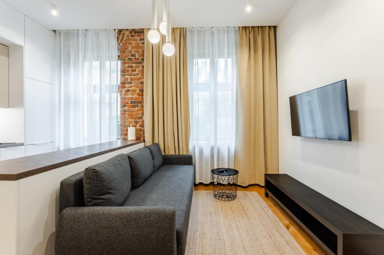 Two Bedroom Very Berry Apartment In Poznan With Desk By Noclegi Renters Bagian luar foto