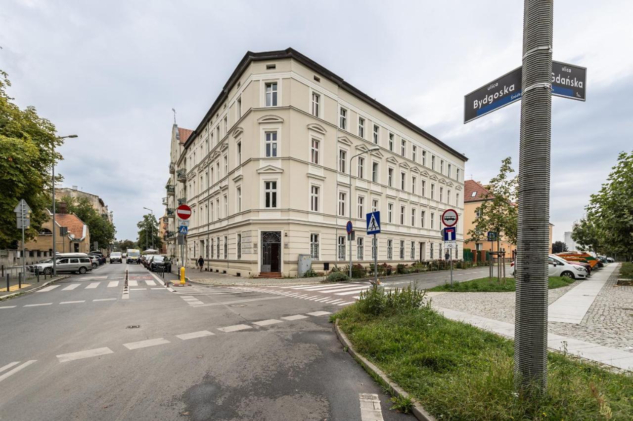 Two Bedroom Very Berry Apartment In Poznan With Desk By Noclegi Renters Bagian luar foto