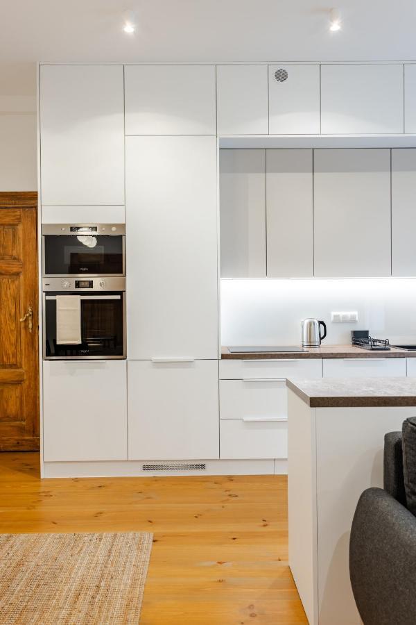 Two Bedroom Very Berry Apartment In Poznan With Desk By Noclegi Renters Bagian luar foto